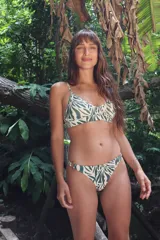 Bombacha de bikini de tiro medio con detalle de aros metálicos en los laterales.