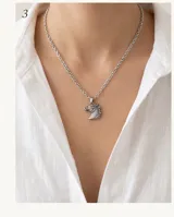 Collar de acero con cadena de eslabones y dije en forma de cabeza de caballo con acabado envejecido.
