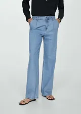 Pantalón de jean de tiro medio con diseño recto y detalle de pinzas en la cintura. Cuenta con cierre de cremallera, botón y bolsillos traseros.