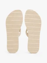 Ojotas Tommy Hilfiger color crema con plataforma baja y tiras tejidas al crochet.