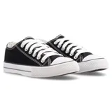 Zapatillas bajas de lona negra con cordones blancos y suela de goma blanca.