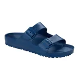 Sandalia tipo slide Birkenstock modelo Arizona, confeccionada en material EVA ligero y resistente al agua. Presenta dos correas ajustables con hebillas del mismo tono y plantilla anatómica moldeada.