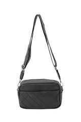 Bandolera de poliuretano símil cuero color negro, con diseño capitoné en rombos en la parte frontal, bolsillo externo, cierre superior y correa ajustable de cinta rayada.