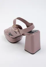 Sandalia de taco alto y plataforma con diseño de tiras anchas en la capellada y cierre mediante hebilla metálica en el tobillo.