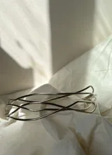 Gargantilla plateada de alpaca con cinco hilos ondulados.