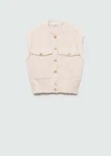 Chaleco color crema con textura tweed, cuello redondo, cierre frontal con botones dorados y dos bolsillos de parche con botón.