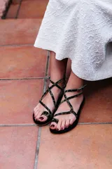 Sandalias chatitas con tiras de cuero sintético con estampado animal print en tonos marrones y verdes.