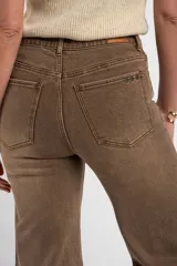 Pantalón de jean estilo flare con efecto lavado, tiro alto y corte al cuerpo que se ensancha en la parte inferior. Posee bolsillos delanteros y traseros, con terminación deshilachada en el bajo.