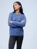 Buzo de lana melange color tostado, con cuello redondo y mangas largas.