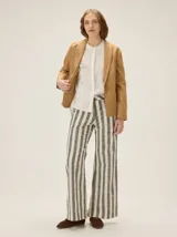 Blazer de lino color tostado, con solapas amplias, cierre frontal de un botón y bolsillos ribeteados.