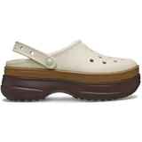 Zueco Crocs Classic Stacked con plataforma, color beige con base marrón y suela marrón oscuro.