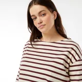 Camiseta de manga larga a rayas horizontales color crema y bordó, de corte amplio y cuello redondo.