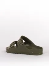 Sandalias Birkenstock Arizona de goma EVA color verde militar, con doble tira ajustable con hebillas.