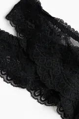 Pack de dos bombachas estilo Brazilian de tiro bajo confeccionadas completamente en encaje negro, con diseño cavado en la parte trasera y un delicado lazo decorativo al frente.