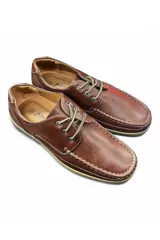 Zapatos acordonados de hombre en color marrón, confeccionados en eco-cuero, con costuras visibles decorativas y suela de goma estructurada.