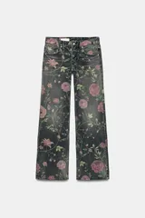 Jeans de tiro bajo y corte holgado de denim negro, con estampado floral en tonos rosados y verdes. Cuenta con diseño de cinco bolsillos y trabillas para cinturón.