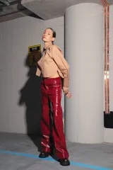 Pantalón de charol rojo de tiro medio alto, con botón metálico níquel, badana de RENÉE en cintura y bolsillos traseros.