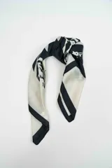 Pañuelo cuadrado de seda con diseño estampado en blanco y negro, con bordes definidos.
