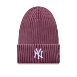 Gorro tipo beanie de punto acanalado en color bordó con efecto lavado. Presenta el logo de los New York Yankees bordado en el frente en color blanco.