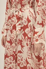 Vestido largo estilo camisero en seda viscosa con estampado floral y de tigres. Cuenta con botones nacarados, lazo para ajustar en la cintura, bolsillos y aberturas laterales.