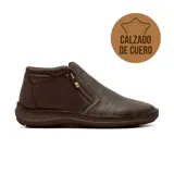 Bota casual de cuero vacuno con textura granulada, diseño de caña baja con cierre lateral metálico y suela de goma al tono.