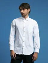 Camisa de manga larga con cuello button-down, bolsillo frontal y botones de madera.
