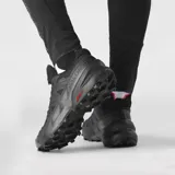 Championes de trail running Salomon modelo Speedcross 6 GORE-TEX, color negro, diseñados para terrenos exigentes con membrana impermeable y suela de gran tracción.