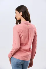 Camisa de lino lisa de manga larga, con cuello clásico y cierre frontal de botones.