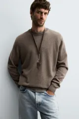 Jersey de punto de cashmere con corte regular fit, cuello redondo y manga larga. Presenta acabados en rib en puños y ruedo.