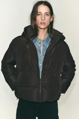 Anorak acolchado de corte corto, resistente al agua y al viento. Cuenta con cuello subido, capucha ajustable con cordones, cierre frontal con cremallera y bolsillos laterales con forro polar. El bajo es ajustable mediante cordones elásticos.