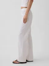 Pantalón de tiro bajo color blanco, de corte recto y holgado.