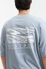 Remera marrón de manga corta con corte oversize y cuello redondo. Estampado en la espalda con diseño abstracto y texto.