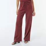 Pantalón ancho de tiro alto, color rojo oscuro o bordó, con cordón ajustable en la cintura.