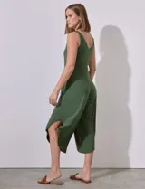 Enterito negro de seda fría, marca Tash & Sophie, con escote en V, ruedo asimétrico y lazo en la cintura con detalle de cuentas.