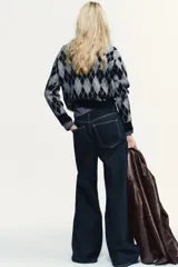 Jeans de mujer tiro alto, color celeste claro lavado, con cinco bolsillos y pierna extra ancha y larga.