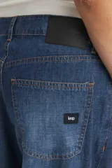 Pantalón de jean azul de corte amplio y relajado.