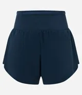 Bermuda deportiva de microfibra color azul petróleo, con diseño de doble capa que incluye un short interno ajustado y una capa externa suelta. Presenta cintura alta, bajo redondeado y bolsillo funcional en el short interno.