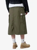 Falda midi color verde oliva, de corte evasé y cintura elástica. Presenta bolsillos laterales tipo cargo y bolsillos traseros.