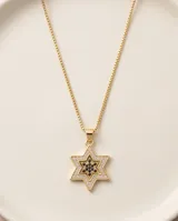Collar de bronce dorado con cadena fina y dije en forma de Estrella de David, decorado con circón blanco en el borde y circón negro en el centro.