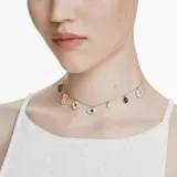 Gargantilla con baño en tono oro y múltiples dijes colgantes, incluyendo una luna, un símbolo del infinito, un trébol, un ojo turco y una perla de cristal.