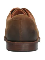 Zapato de cuero engrasado marrón oscuro, estilo urbano, con cordones y suela de goma.