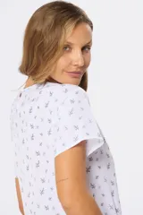 Blusa blanca con estampado floral negro, de corte recto y manga corta.