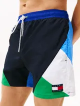 Short de baño azul marino con cintura elástica azul y cordón blanco. Presenta un diseño color block con paneles laterales en blanco y verde.