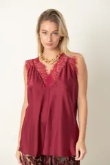 Blusa italiana color borgoña de satén de seda con escote en V y hombros de encaje.