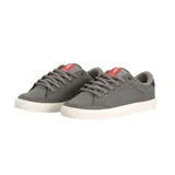 Championes de skate Circa modelo AL 50 Pro, color gris con suela de goma en tono crema. Presentan un diseño de corte bajo con cordones al tono, lengüeta acolchada y detalle de refuerzo en el talón.