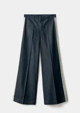 Jeans de corte wide leg y tiro bajo, confeccionados en tejido de algodón. Presentan un diseño largo con rayas laterales decorativas, trabillas para cinturón y cierre oculto de botón, gancho y cremallera.