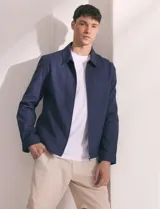 Campera de estilo harrington color azul oscuro, con cierre frontal, cuello camisero y bolsillo frontal tipo parche.