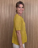 Cardigan de punto color tostado, de manga corta y cuello redondo, con cierre frontal de botones y diseño texturizado.