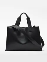 Bolso shopper horizontal negro de piel sintética, con dos compartimentos, cierre magnético y bolsillo interior con cremallera. Cuenta con asa de mano y correa larga regulable y extraíble, además del logo grabado en el frente.