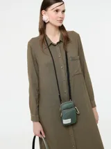 Vestido camisero largo color rojo, confeccionado en lino y viscosa, con cartera de botones delanteros centrales y bolsillo delantero superior con terminación de galón metalizado.